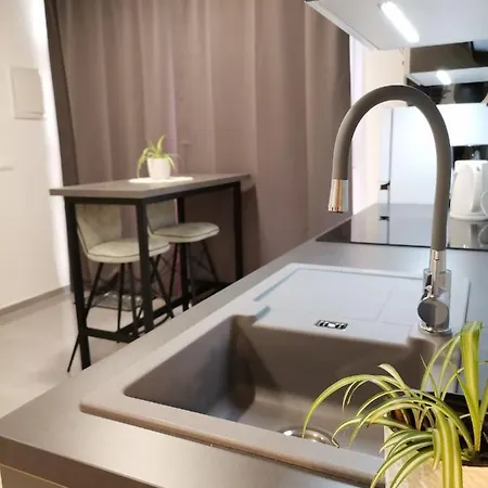 Cave With Free Parking Apartment *