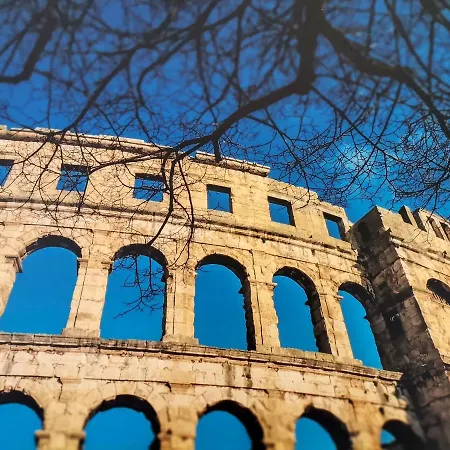 Cave With Free Parking Apartament Pula