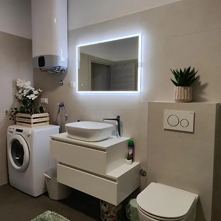 Cave With Free Parking Apartment *
