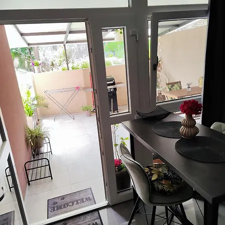 Cave With A Terrace And Free Parking Apartment Pula